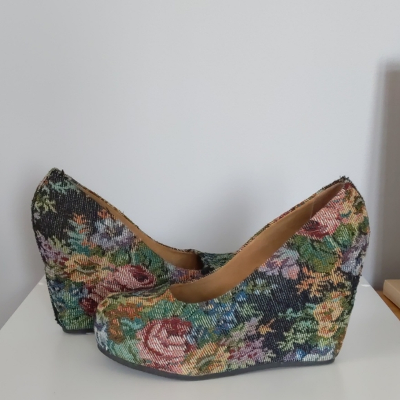 Aldo Shoes - Embroidered Aldo Wedges. Size 9